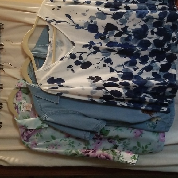 3 XL WOMENS TOPS/ PULLOVER/KITTY BLUEJEAN BLOUSE / PRETTY FLOWERED BLOUSE - Picture 1 of 10